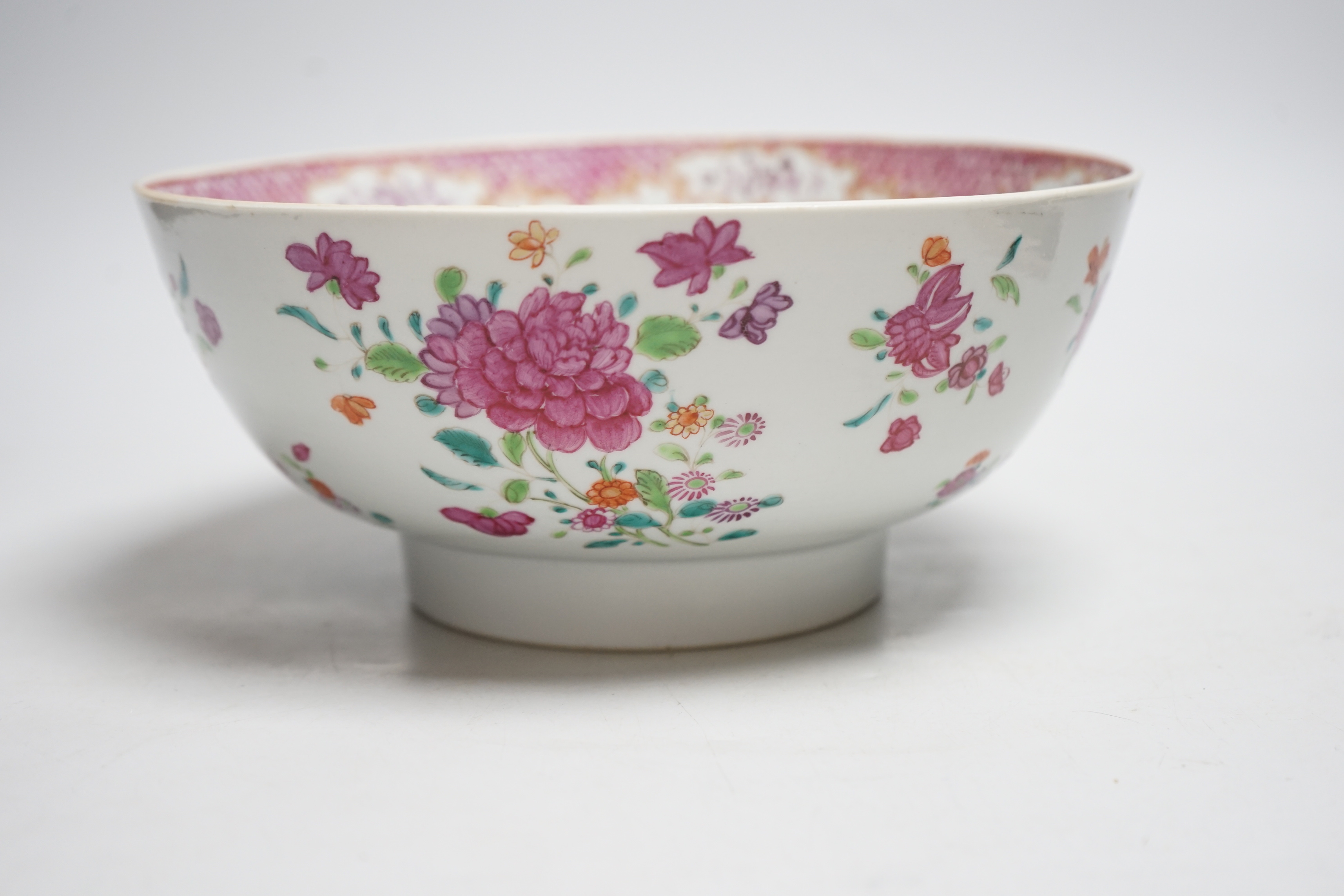 A Chinese famille rose bowl, Qianlong period, 23cm wide